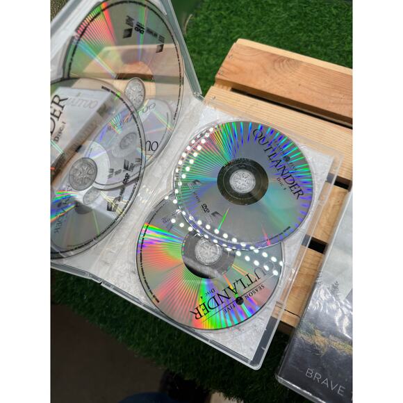 The Outlander - Seasons 4 and 5 - DVD Combo Pack - Picture 6 of 8